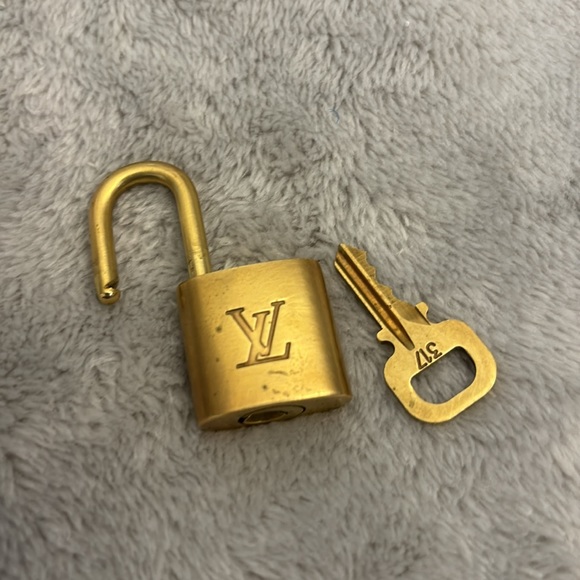 Louis Vuitton Lock & Key #317 - Picture 6 of 7